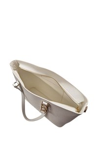 Borsa tote in pelle grigia texture con un interno liscio color crema. Presenta una tasca con zip e dettagli in oro. Design senza chiusura superiore.