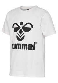 Witte katoenen t-shirt met een groot zwart grafisch ontwerp en het logo van "Hummel" in vette letters op de voorkant. Korte mouwen, ronde hals.