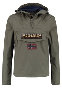 Giacca anorak con cappuccio di colore verde oliva, con zip frontale, grande tasca sul petto, patch con logo Napapijri e patch con la bandiera norvegese in rosso, bianco e blu.