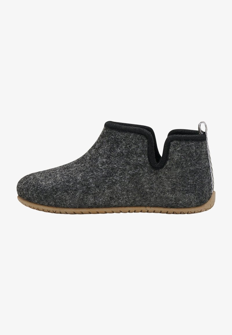 Chaussure en feutre gris doux à enfiler avec bordure noire, coupe basse à la cheville et semelle en caoutchouc marron texturée, vue de côté.