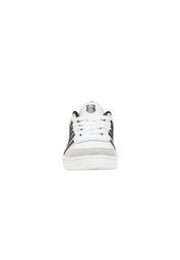 Baskets noir et blanc avec une tige en cuir lisse et des accents en daim, bout rond, design classique à lacets et patch logo sur la languette.