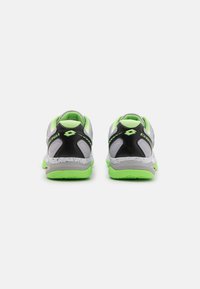 Pantofi sport gri și negri cu accente verzi neon, având un upper din plasă texturată, guler căptușit și o talpă amortizată cu un design pătat.