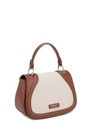 Petit sac à main avec garniture en cuir marron et poignée, panneau avant en tissu beige, et plaque logo en métal indiquant « DIANA&CO FIRENZE ».