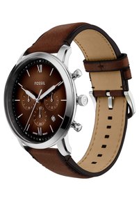 Montre chronographe Fossil avec un bracelet en cuir marron, un boîtier en acier inoxydable argenté et un cadran marron foncé avec des index horaires blancs et un affichage de la date.