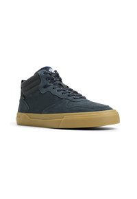 Baskets montantes en suède bleu foncé avec des accents en mesh, semelle en caoutchouc marron et lacets noirs avec des détails jaunes pour le contraste.
