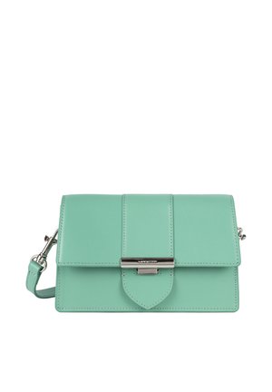 Sac à main en cuir vert menthe avec un fermoir à rabat, quincaillerie en argent, bandoulière ajustable et trois panneaux verticaux à l'avant.