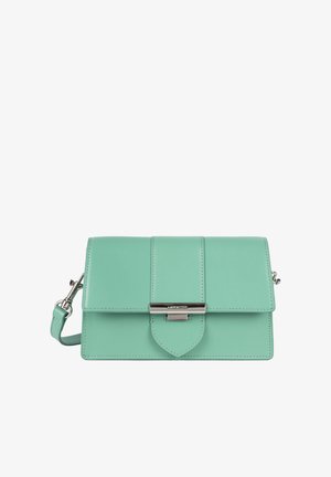 Mintgrünes Lederhandtasche mit Klappenverschluss, silbernen Beschlägen, verstellbarem Riemen und drei vertikalen Paneelen auf der Vorderseite.