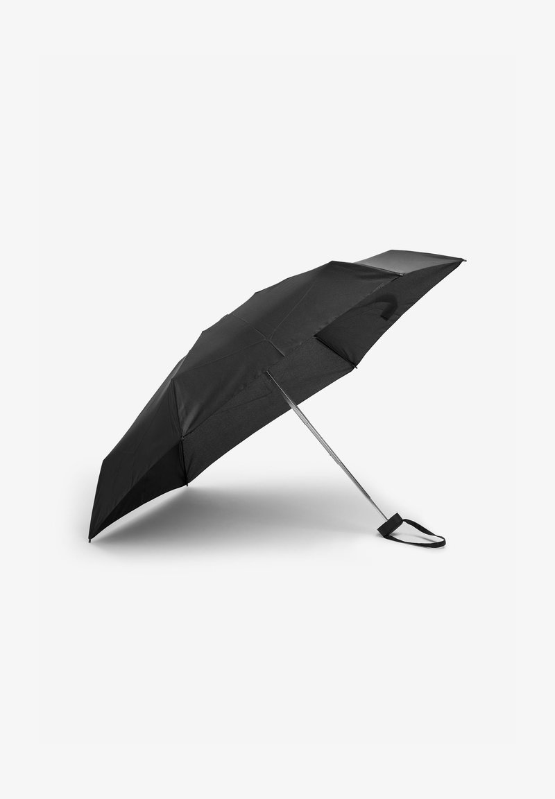 Schwarzer Regenschirm mit einem glatten Stoffdach, metallisch silberner Stange und einem schwarzen Handgelenkband. Verfügt über ein schlankes, kantiges Design.