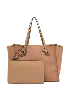 Borsa tote in pelle color cuoio con due spallacci e una bustina abbinata removibile con zip davanti.