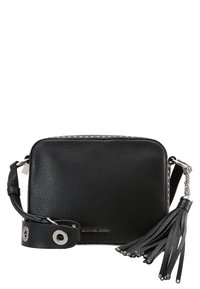 Svart läder crossbody-väska med texturerad yta, silverfärgad hårdvara, kedjestrapsrem och tasseldetalj på sidan.