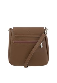 Pruun nahast õlaline kott tekstureeritud pinnaga, klapiga sulgur, esine lukuga tasku ja reguleeritav rihm. Omab diskreete õmbluse aktsente.