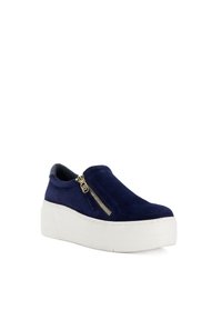 Chaussure slip-on en daim bleu marine avec une semelle plateforme blanche, dotée d'une fermeture éclair dorée sur le côté et de détails texturés sur le talon.