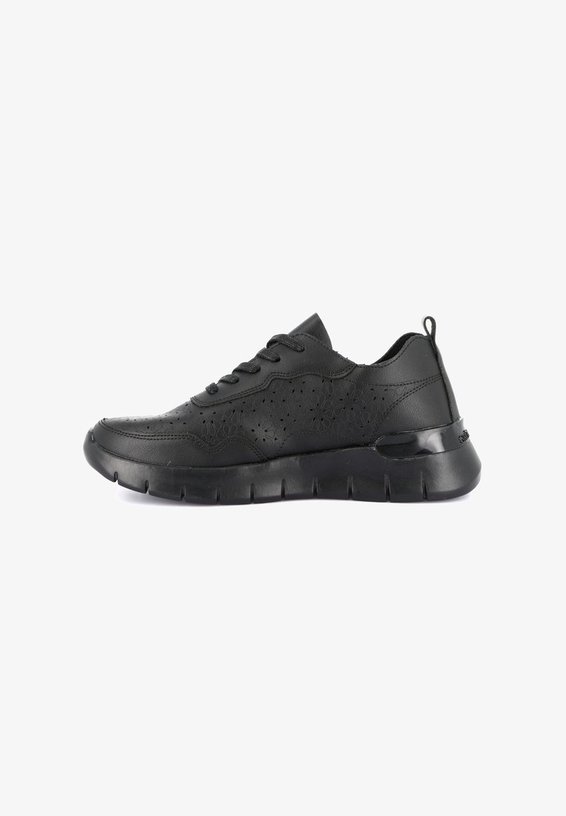 Sneaker in pelle nera con design floreale perforato, punta rotonda, chiusura con lacci, collare imbottito e suola testurizzata flessibile.