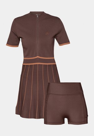 Brun strikket kjole med korte ærmer, lynlås lukning og orange kant. Har en plisseret nederdel og matcher brun shorts.
