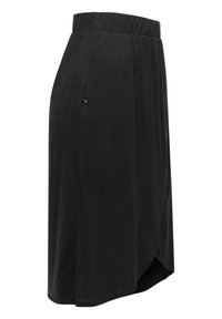 Gonna nera avvolgente realizzata in tessuto morbido, con vita elastica, tasche laterali e orlo curvo per una vestibilità comoda.