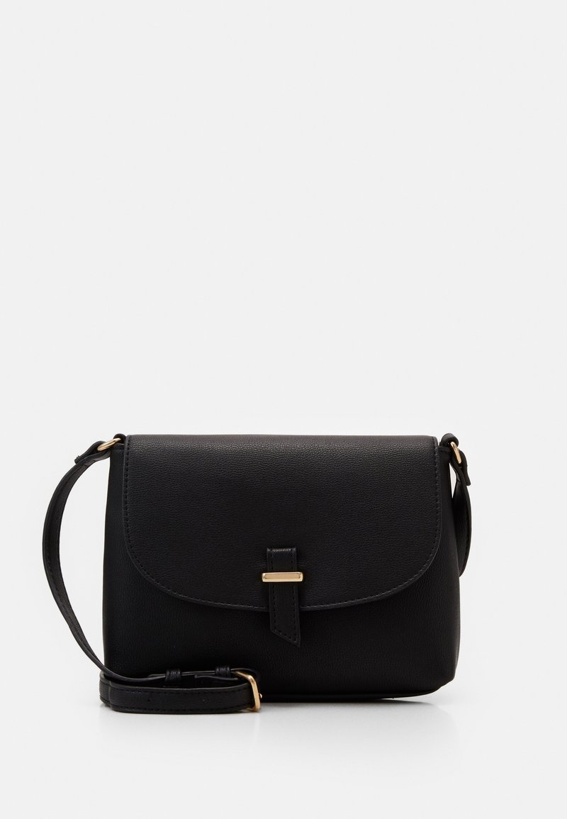 Černá kožená crossbody taška s nastavitelným popruhem a klopou, zdobená malým zlatým obdélníkovým sponou.