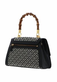 Borsa a tracolla nera intrecciata con manico in bambù, finiture dorate, tasca con zip texturizzata e parte anteriore in tessuto decorato con angoli strutturati.