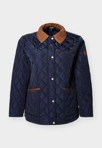 Μπλε σκούρο καπιτονέ μπουφάν με καφέ σουέντ γιακά και διακοσμητικές λεπτομέρειες στις τσέπες. Διαθέτει κουμπιά με κλιπ και λογότυπο στη δεξιά μανσέτα.