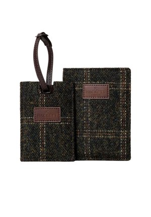 Dunkelgrüner und brauner karierten Stoff Kofferanhänger und Reisepasshalter mit braunen Leder Hackett London Logo Patches.