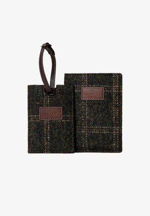 Dunkelgrüner und brauner karierten Stoff Kofferanhänger und Reisepasshalter mit braunen Leder Hackett London Logo Patches.