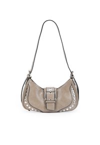 Bolso de cuero gris con un diseño curvado, tachuelas plateadas a lo largo del costado y un detalle de hebilla en la parte frontal. Incluye una correa delgada para el hombro.