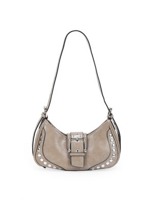 Bolso de cuero gris con un diseño curvado, tachuelas plateadas a lo largo del costado y un detalle de hebilla en la parte frontal. Incluye una correa delgada para el hombro.