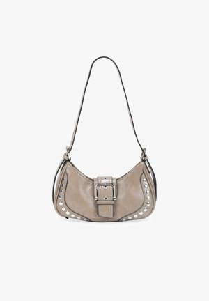 Bolso de cuero gris con un diseño curvado, tachuelas plateadas a lo largo del costado y un detalle de hebilla en la parte frontal. Incluye una correa delgada para el hombro.