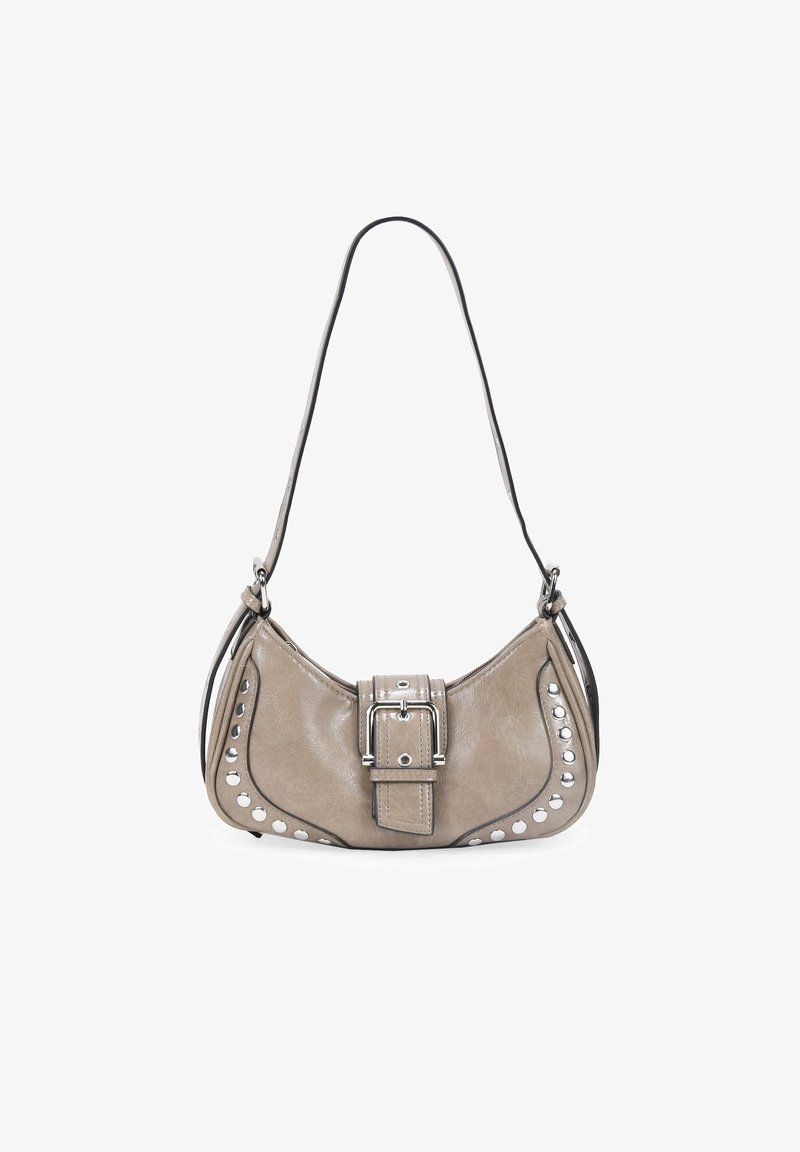 Bolso de cuero gris con un diseño curvado, tachuelas plateadas a lo largo del costado y un detalle de hebilla en la parte frontal. Incluye una correa delgada para el hombro.