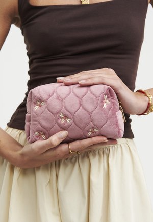 FABLE ENGLAND, PINK ROSE QUILTED BEE POUCH - Toaletná taška - pink