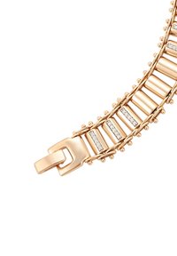 Segmento di bracciale in oro con anelli rettangolari, piccole decorazioni a pallina e file di gemme chiare incorporate su uno sfondo bianco.