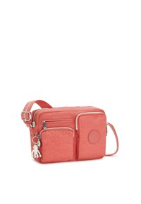 Korallfärgad crossbody-väska i texturerat tyg. Har två blixtlåsfickor fram, justerbar rem och en vit charmaccessoar.
