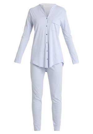 Lyseblåt pyjamas sæt lavet af blødt stof; har en langærmet skjorte med knaplukning og lomme samt lige bukser. Glat tekstur gennem hele sættet.