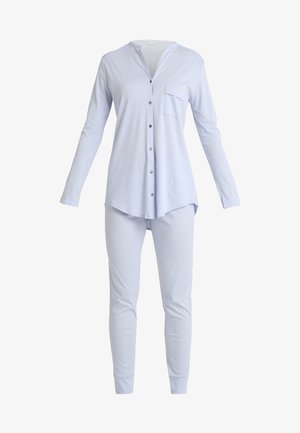Pigiama azzurro chiaro realizzato in tessuto morbido; presenta una giacca a maniche lunghe con bottoni e taschino e pantaloni dritti. Texture liscia in tutto il capo.