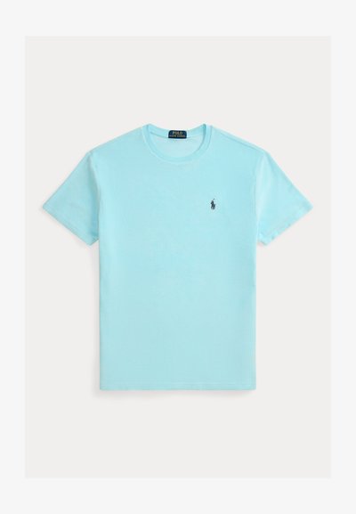 Ανοιχτό μπλε κοντομάνικο t-shirt με λαιμόκοψη και μικρό σκούρο λογότυπο παίκτη πόλο στο αριστερό στήθος.