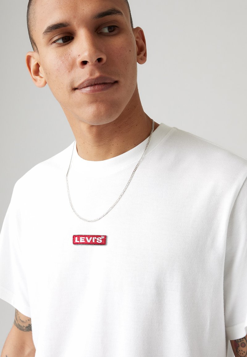 Levi's® RELAXED BABY TAB Camiseta básica bright white/blanco