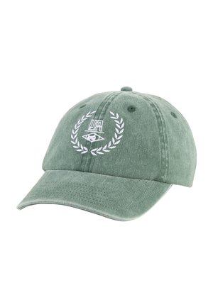 Grønn baseballcaps med hvit brodert logo som viser en laurbærkrans, stilisert øye og abstrakte geometriske former på frontpanelet.