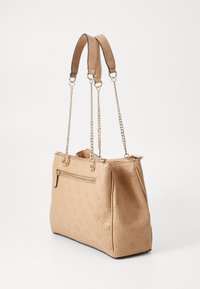 Borsa a mano in pelle beige con superficie testurizzata, due manici corti imbottiti e un dettaglio a catena. Presenta una tasca con cerniera su un lato.