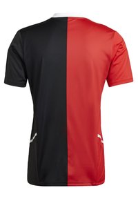 Camiseta deportiva negra y roja con un diseño dividido, que presenta un cuello blanco. Manga corta y acentos laterales en blanco. Textura de tela suave.