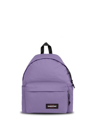 Sac à dos Eastpak violet avec une poche zippée à l'avant, une boucle de poignée noire et des tirettes de fermeture noires sur fond blanc.