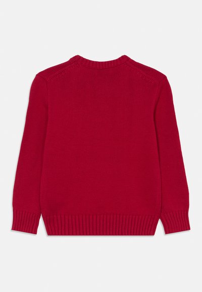 Červený pletený sveter s dlhými rukávmi, rebrovanými manžetami a lemom. Má okrúhly výstrih a hladký materiál. Zobrazený zozadu.
