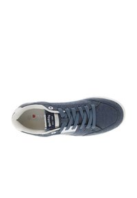 Sneaker in tela blu con dettagli bianchi, punta rotonda, lacci piatti, collo imbottito e logo visibile. Tessuto testurizzato e suola in gomma.