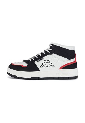 High-top sneaker i hvid, sort og rød med hvide snørebånd, Kappa-logo på siden og tyk hvid sål med sort slidbane.