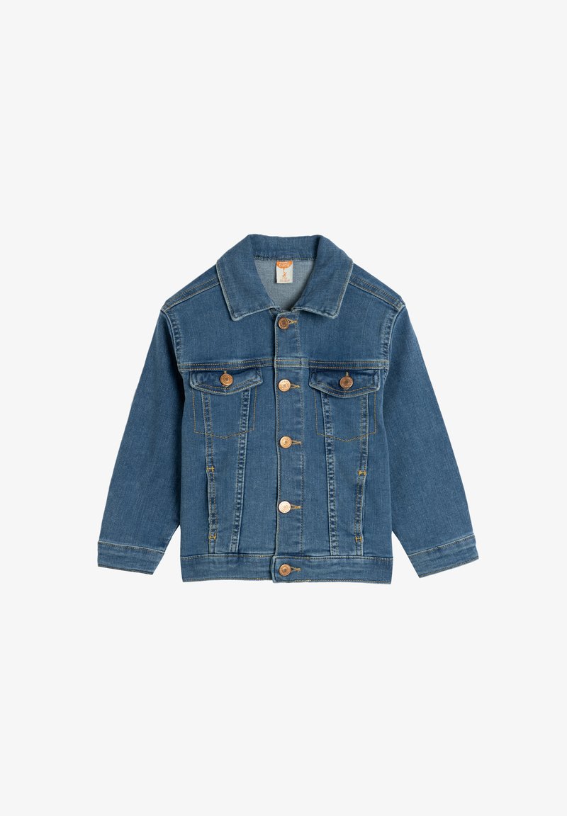 Giacca in denim blu medio con colletto classico, chiusura con bottoni frontale, due tasche sul petto e dettagli di cucitura a contrasto.