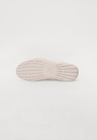 Sole tenisky Lacoste ve světle růžové gumě s vroubkovanou texturou a liniovými vzory pro lepší přilnavost. Zahrnuje vyražené logo.
