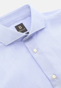 Šviesiai mėlynas dryžuotas marškinių modelis, pagamintas iš medvilnės, su mygtukų apykakle, baltais mygtukais ir vienodai gladi tekstūra. Matomas prekės ženklas.