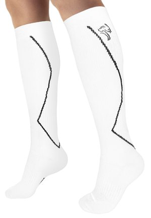 Weiße knielange Socken mit strukturiertem Finish, ausgestattet mit einem schwarzen Zickzackdesign an den Seiten und verstärktem Zehenbereich.