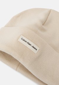Calvin Klein Jeans PATCH BEANIE - Kapa - birch