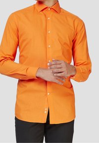 Camicia arancione a maniche lunghe con colletto standard, chiusura frontale con bottoni e bottoni bianchi. Realizzata in un tessuto liscio con una linea aderente.