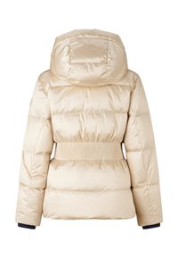Beige pufferjakke med hætte, der har vandrette syninger, ribbet talje og blå detaljer ved ærmeenderne.