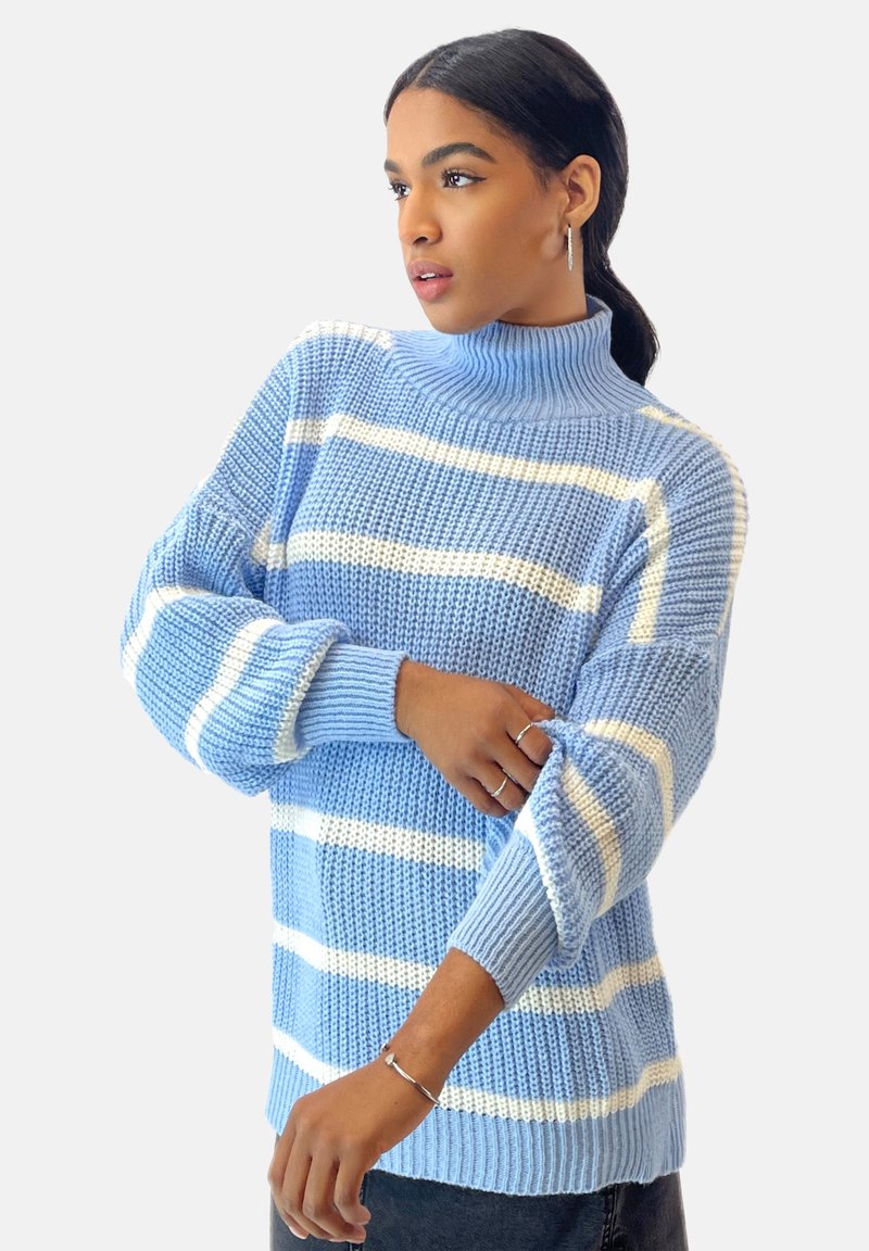 Hellblau gestrickter Pullover mit weißen Streifen, der einen Trichterkragen, weite Ärmel und einen gerippten Saum aufweist. Weiche Textur und lockere Passform.